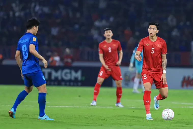 Đá Thòng Trung Vệ Bí Quyết Chỉ Huy Hàng Phòng Ngự Vững Chắc
